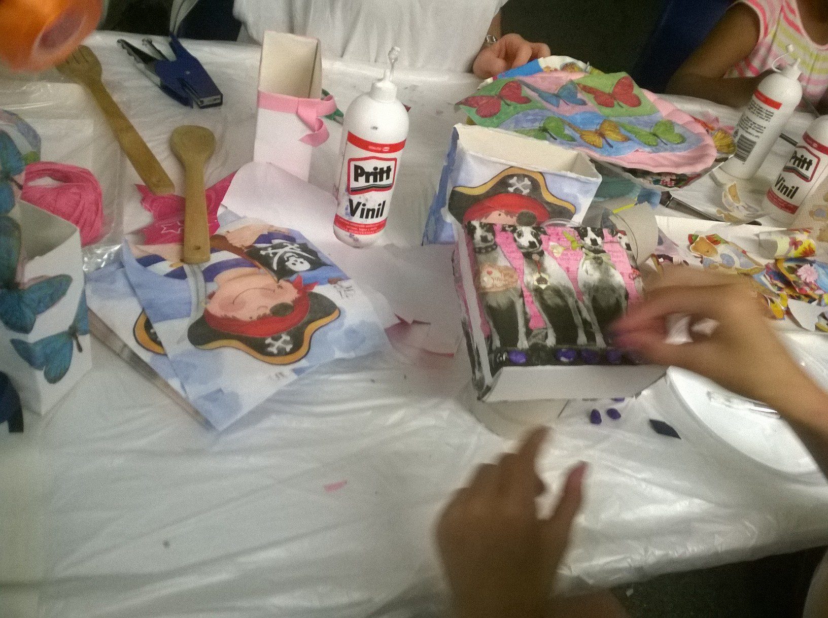 Un'immagine che ritrae plastica, chiodo e cibo.