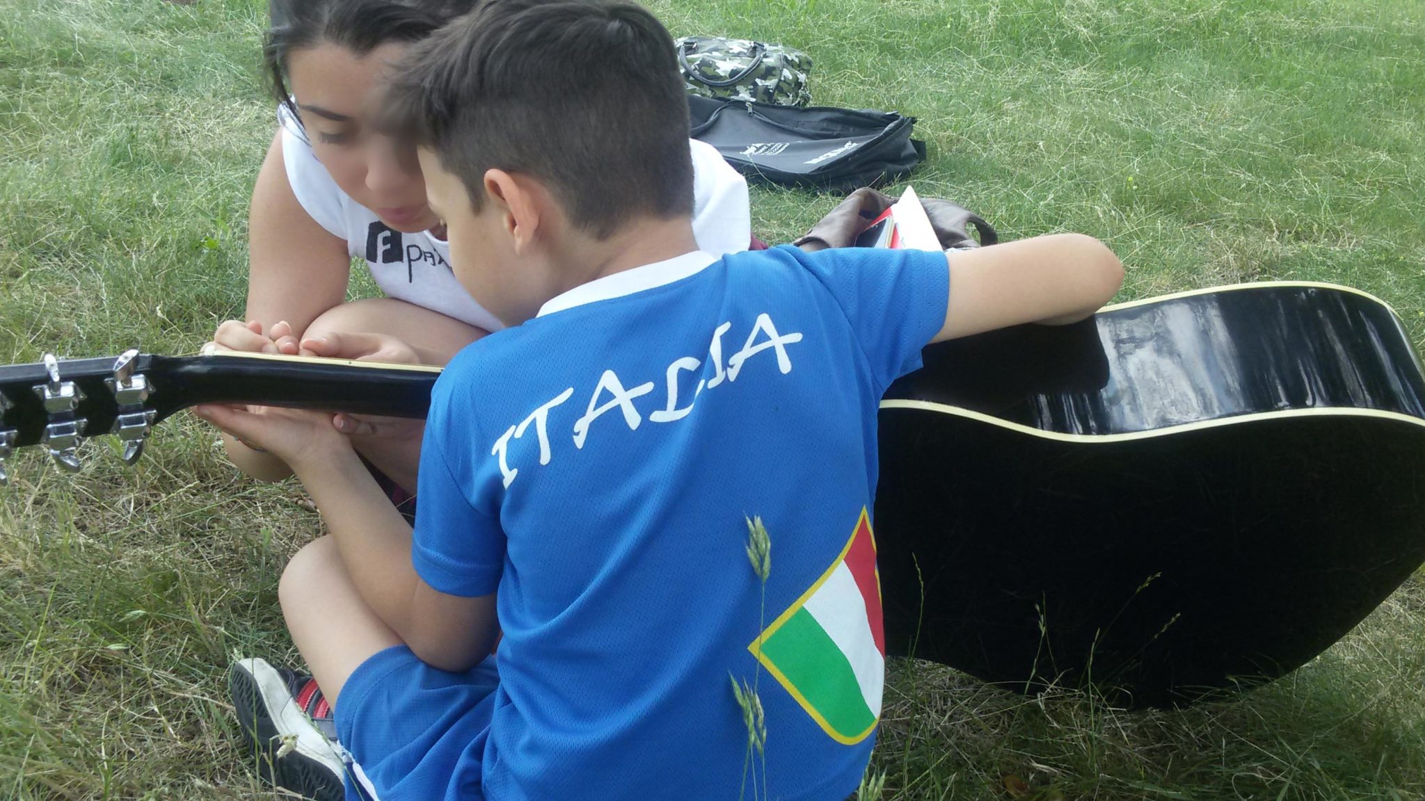 Un'immagine che ritrae strumento musicale, cordofono, chitarra, strumento a corda e strumento a corde pizzicate.