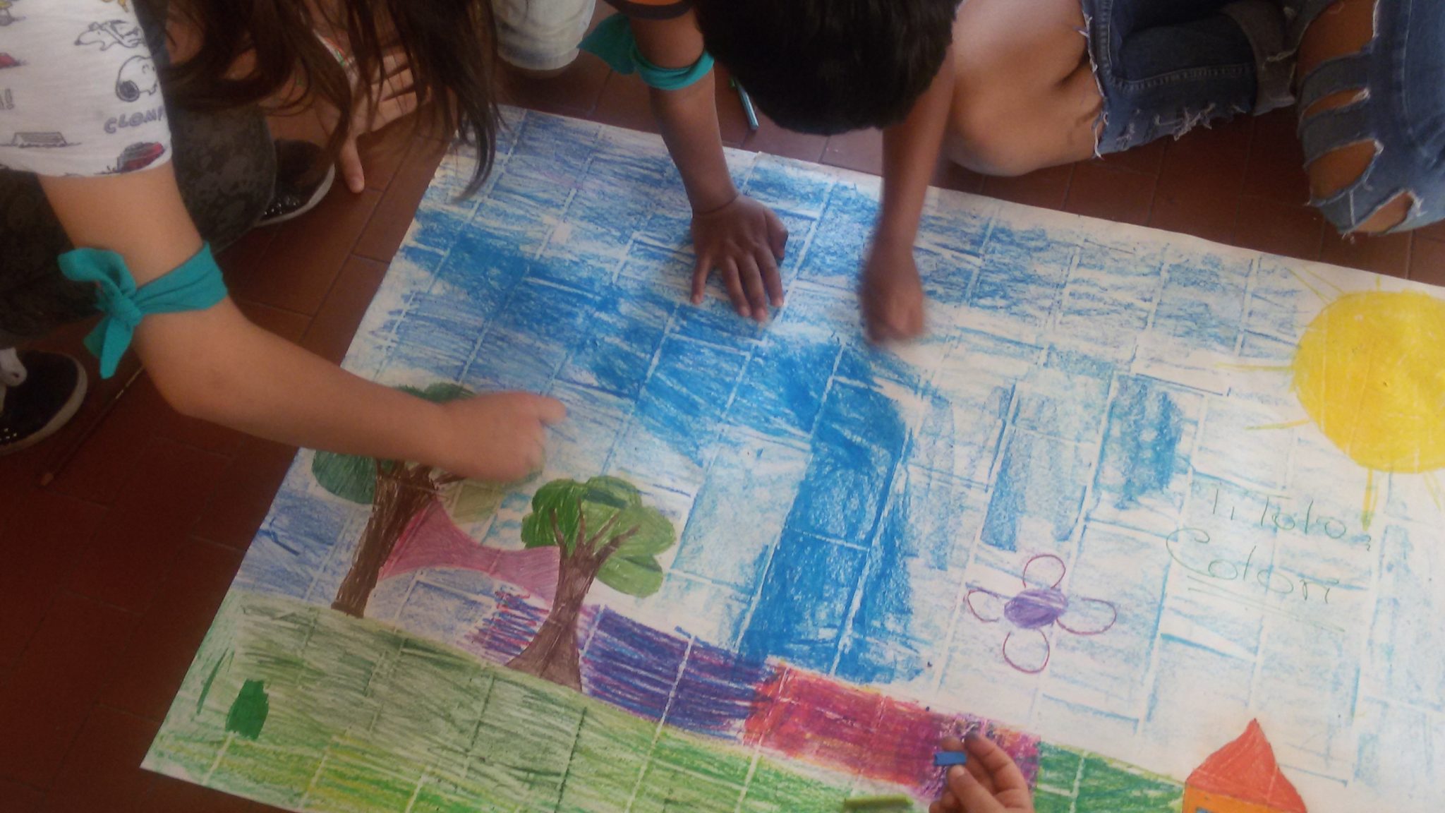 Un'immagine che ritrae arte infantile, carta, bambino, prodotto di carta e colore.