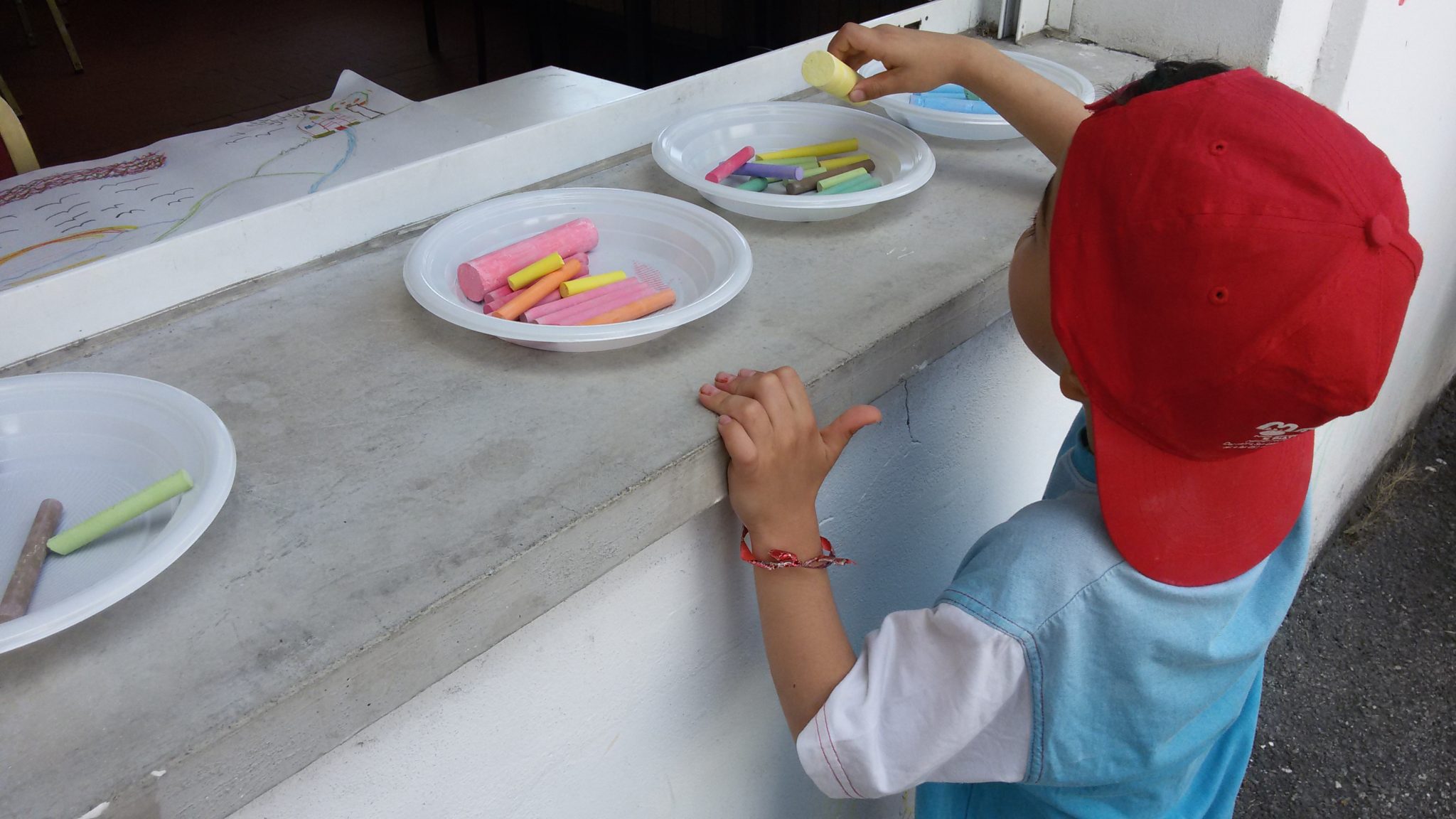 Un'immagine che ritrae bambino, plastica, stoviglie, stoviglie e colore.