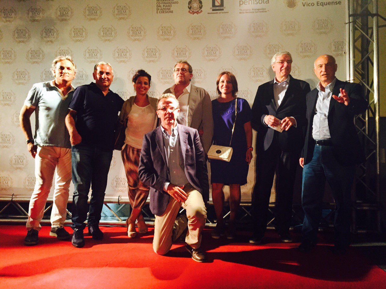 Un'immagine che ritrae pantaloni, scarpa, gruppo sociale, abbigliamento formale e pantaloni da abito.