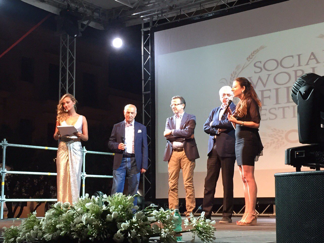 Un'immagine che ritrae vestiario, evento, vestito, pantaloni e gamba.