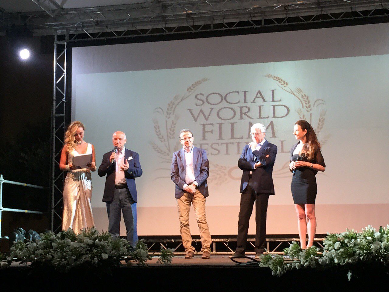Un'immagine che ritrae pantaloni, evento, vestito, abito e palcoscenico.