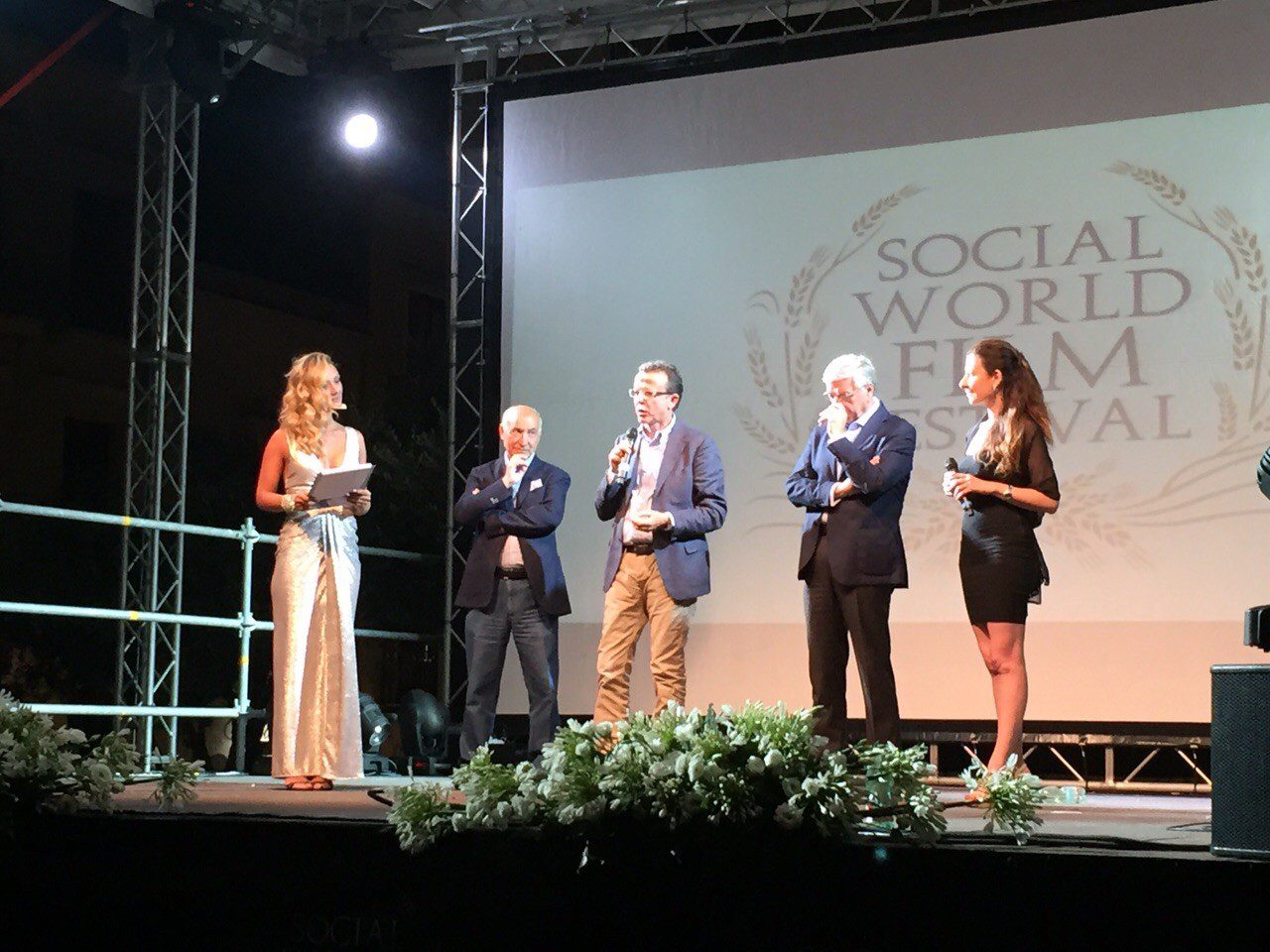 Un'immagine che ritrae vestiario, pantaloni, palcoscenico, vestito e evento.