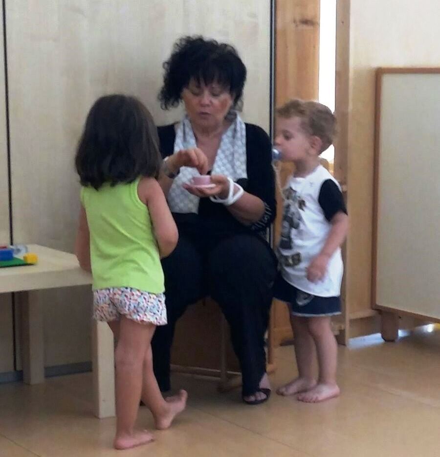 Un'immagine che ritrae braccio, gamba, corpo umano, bambino e pavimentazione.