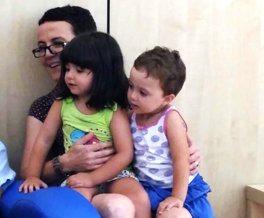 Un'immagine che ritrae persone, occhiali, capelli, testa e occhiali.