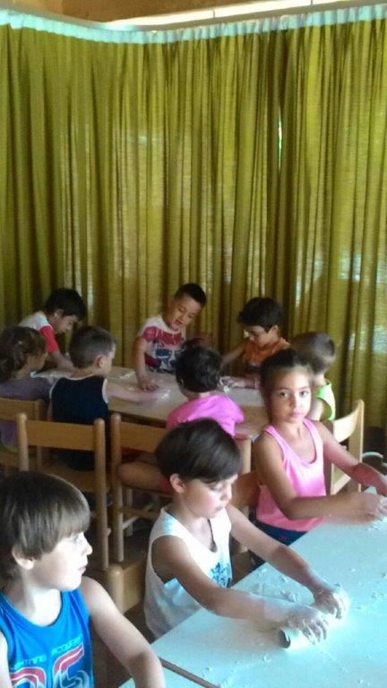 Un'immagine che ritrae bambino, divertimento, ricreazione, tempo libero e tenda.