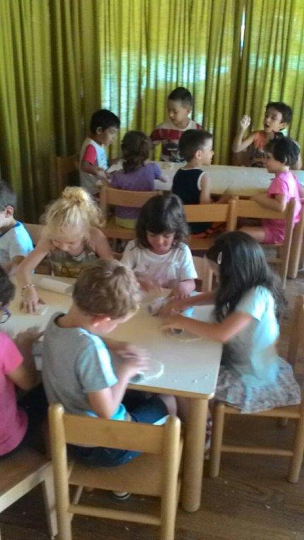 Un'immagine che ritrae mobilia, bambino, tavolo, camera e classe.