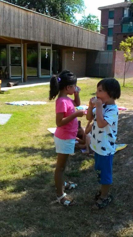 Un'immagine che ritrae ricreazione, divertimento, bambino, tempo libero e prato.