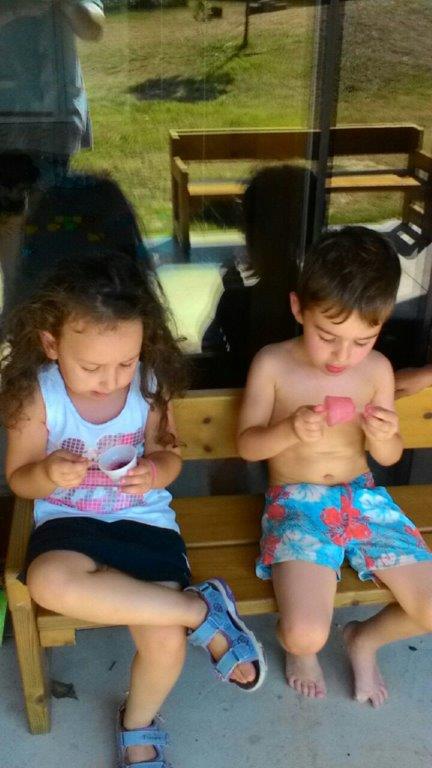 Un'immagine che ritrae pantaloncini, gamba, estate, bambino e abbigliamento per neonati e bambini piccoli.