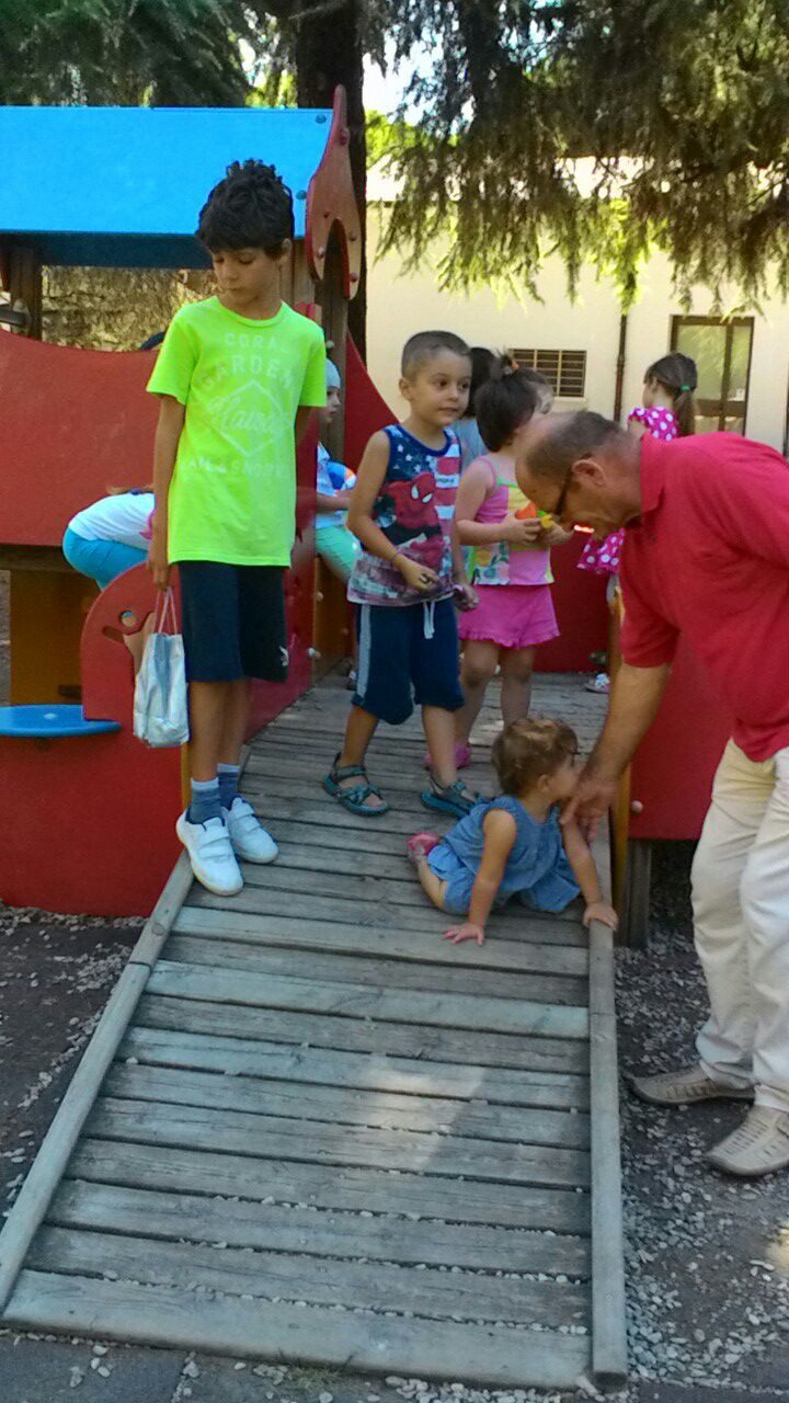Un'immagine che ritrae scarpa, gamba, ricreazione, spazio pubblico e bambino.