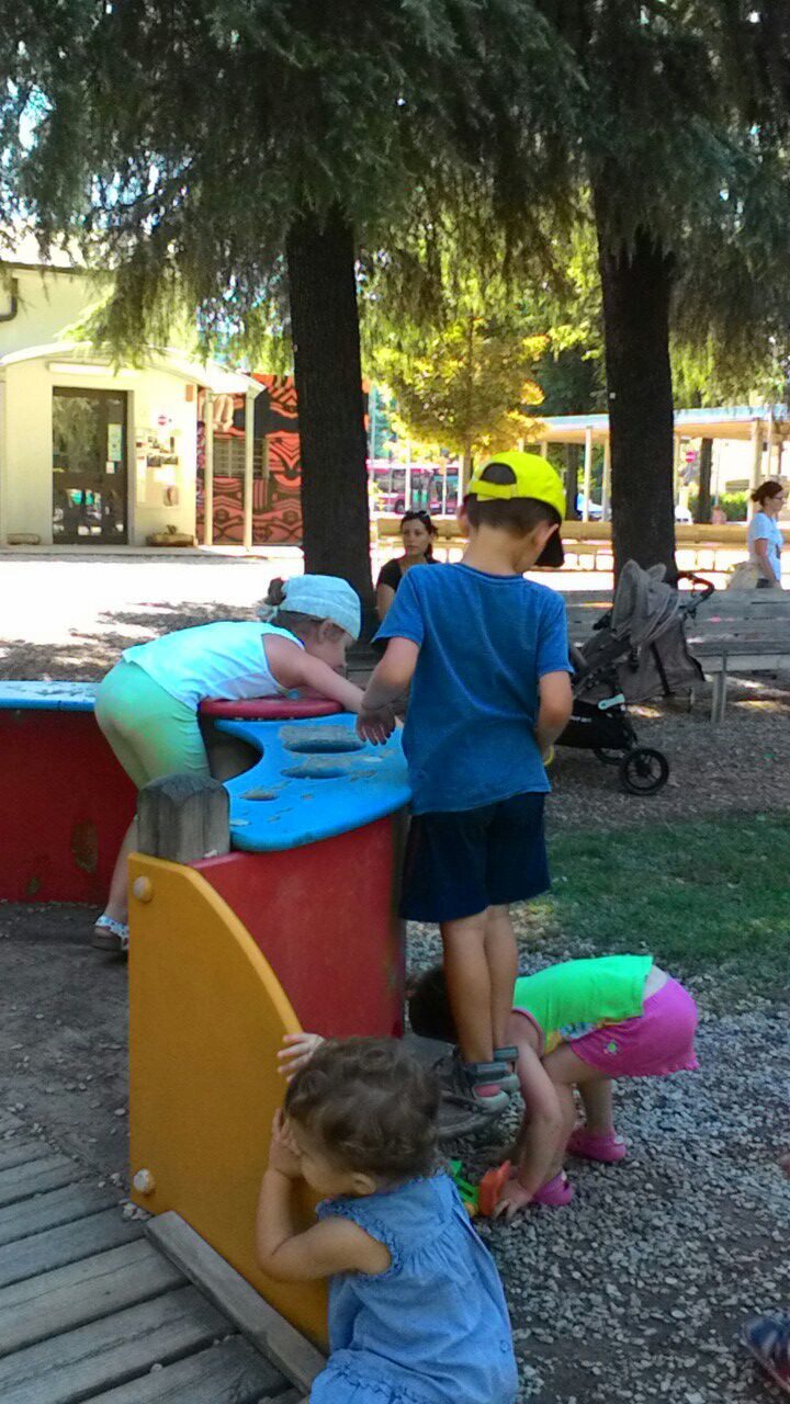 Un'immagine che ritrae ricreazione, spazio pubblico, tempo libero, bambino e insediamento umano.