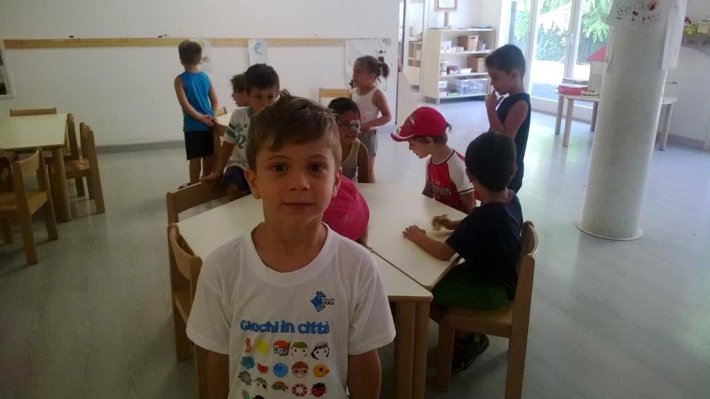 Un'immagine che ritrae maglietta, bambino, mobilia, asilo e divertimento.