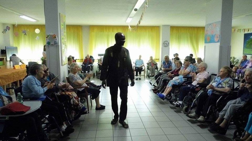 Un'immagine che ritrae sedia a rotelle, sedia, mobilia, seduta e sala.
