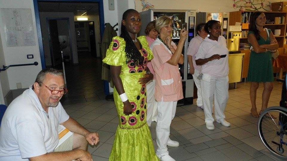 Un'immagine che ritrae professionista sanitario, assistenza sanitaria, ospedale, casa di cura e medico.