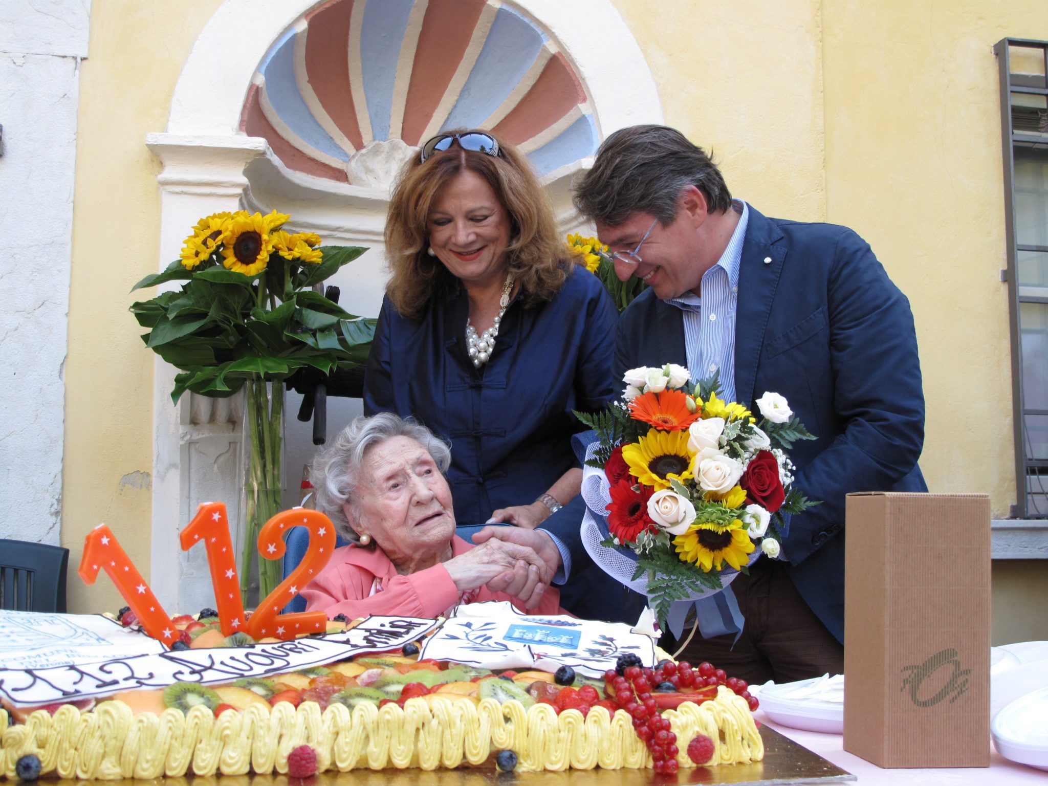 Un'immagine che ritrae fiore, mazzo di fiori, fioraio, composizione floreale e fiori recisi.