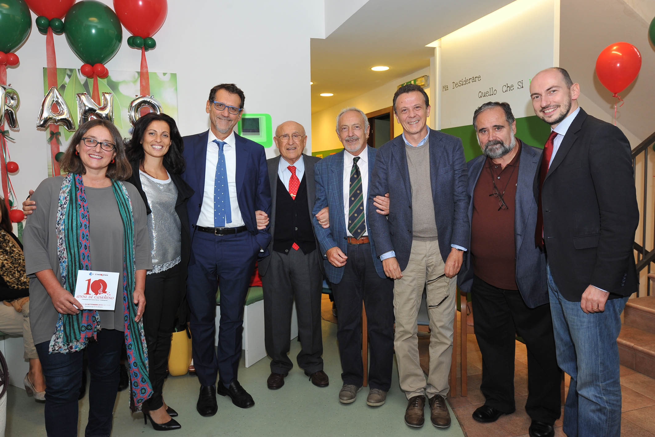 Un'immagine che ritrae vestiario, sorriso, manica, viso e pantaloni.