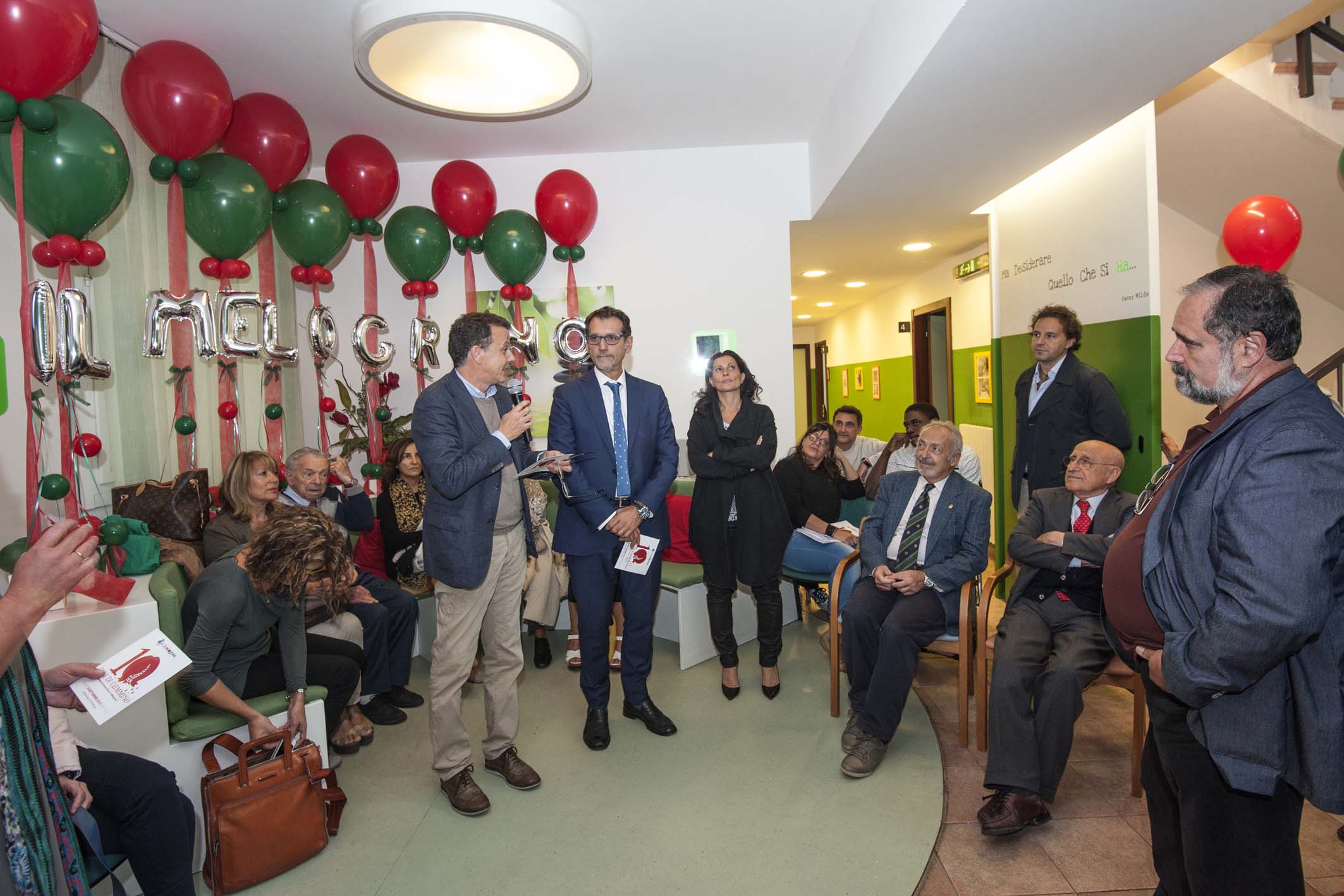 Un'immagine che ritrae vestiario, pantaloni, capispalla, gruppo sociale e design d'interni.