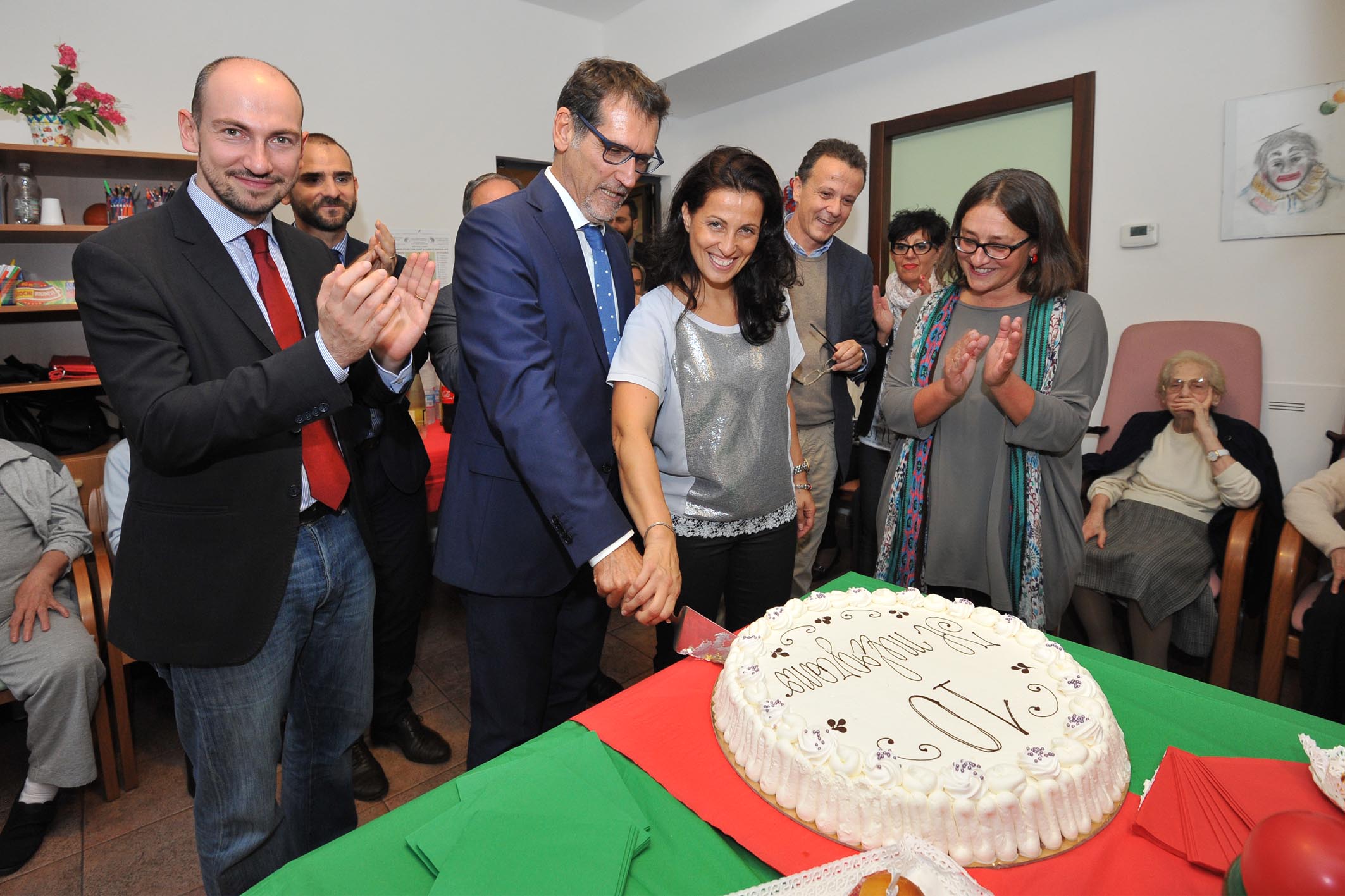 Un'immagine che ritrae torta, sorriso, capispalla, decorazione di torte e forniture per decorazioni di torte.