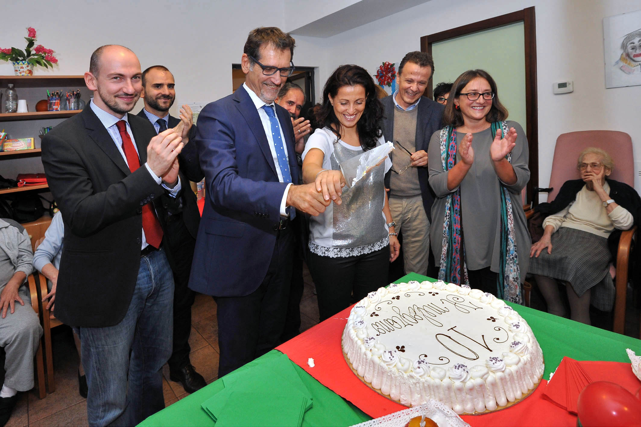 Un'immagine che ritrae sorriso, torta, viso, capispalla e decorazione di torte.