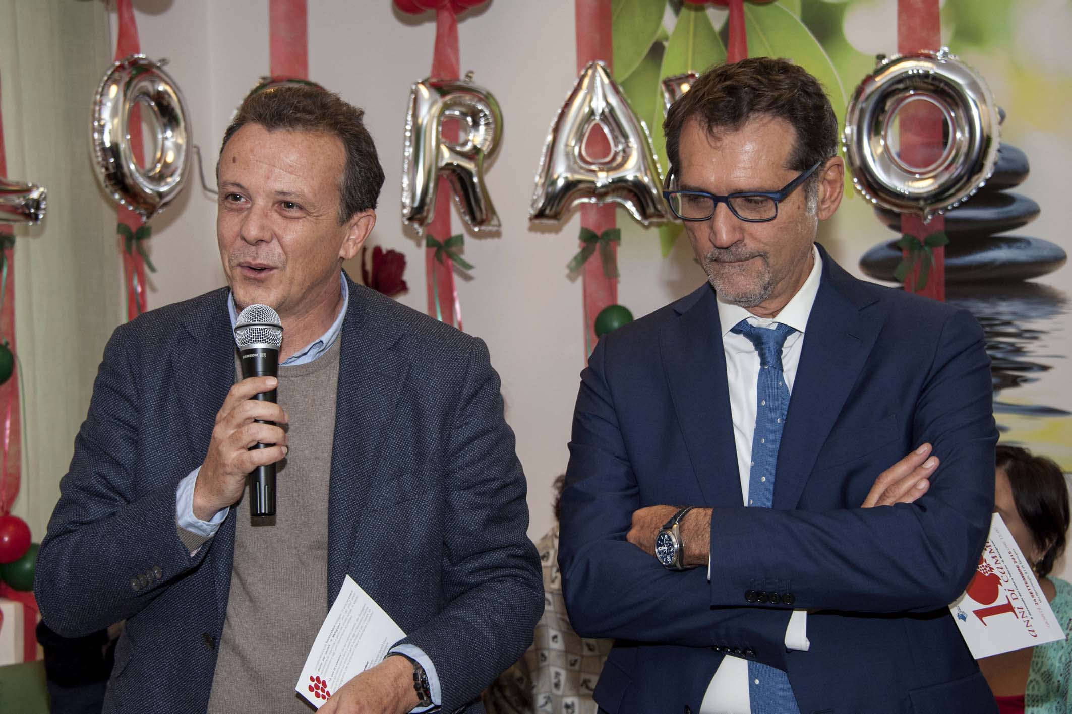 Un'immagine che ritrae vestiario, viso, occhiali, capispalla e sorriso.