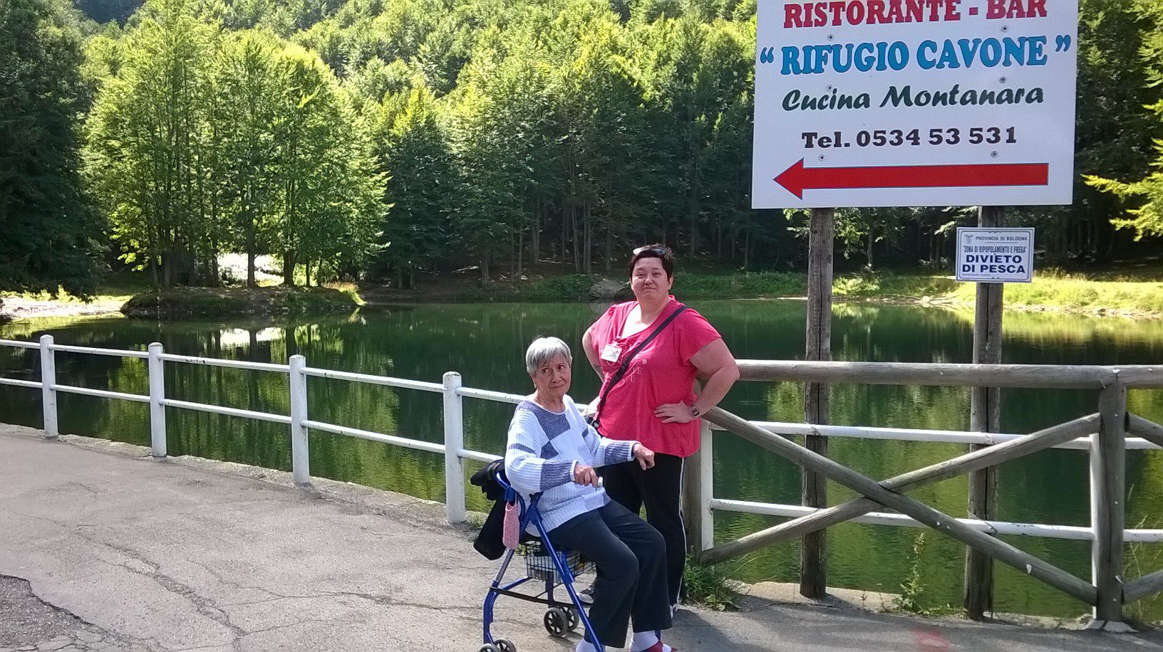 Un'immagine che ritrae parco e stagno.