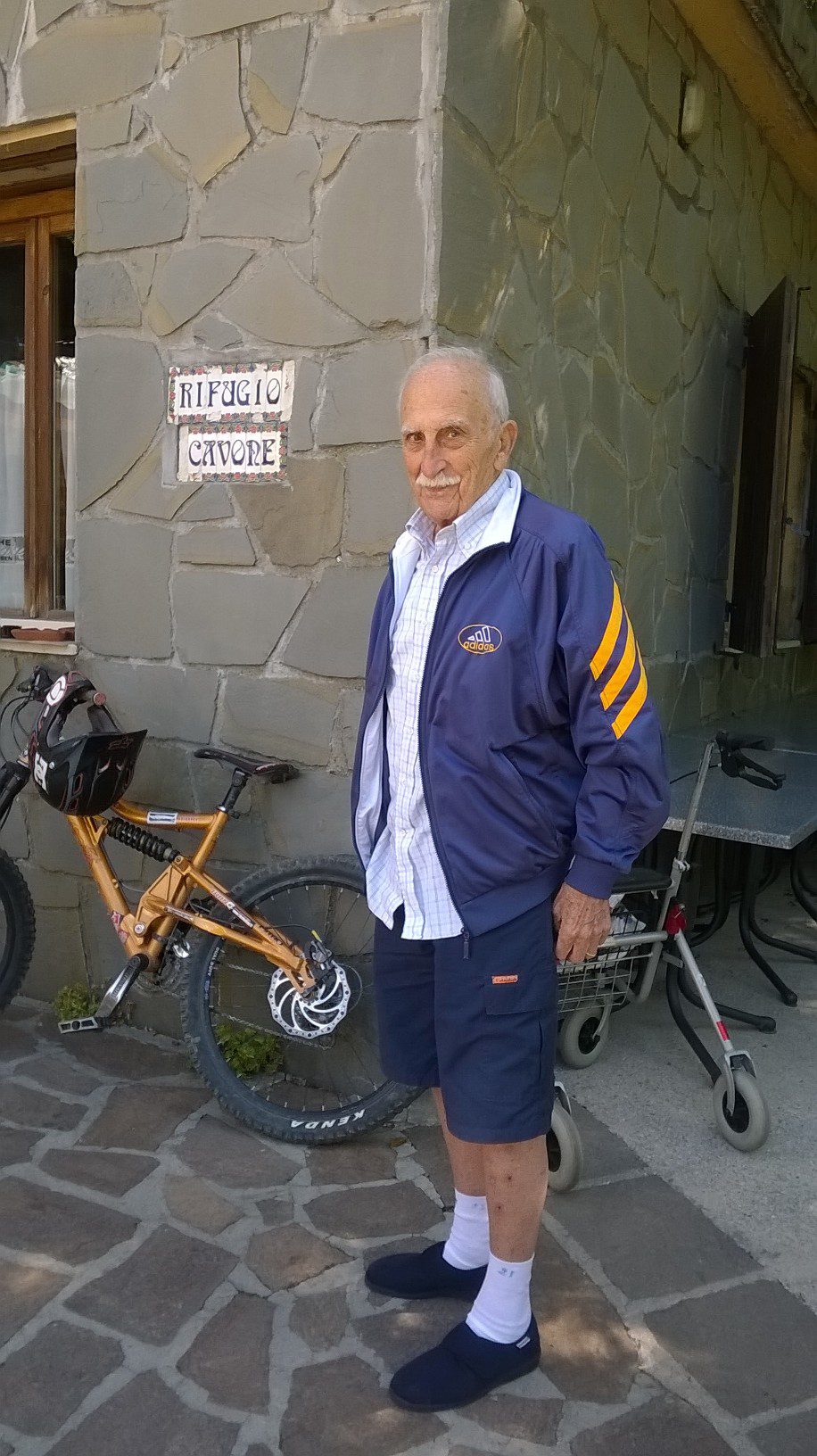 Un'immagine che ritrae pneumatico per bicicletta, bicicletta, telaio della bicicletta, ruota di bicicletta e manubrio della bicicletta.