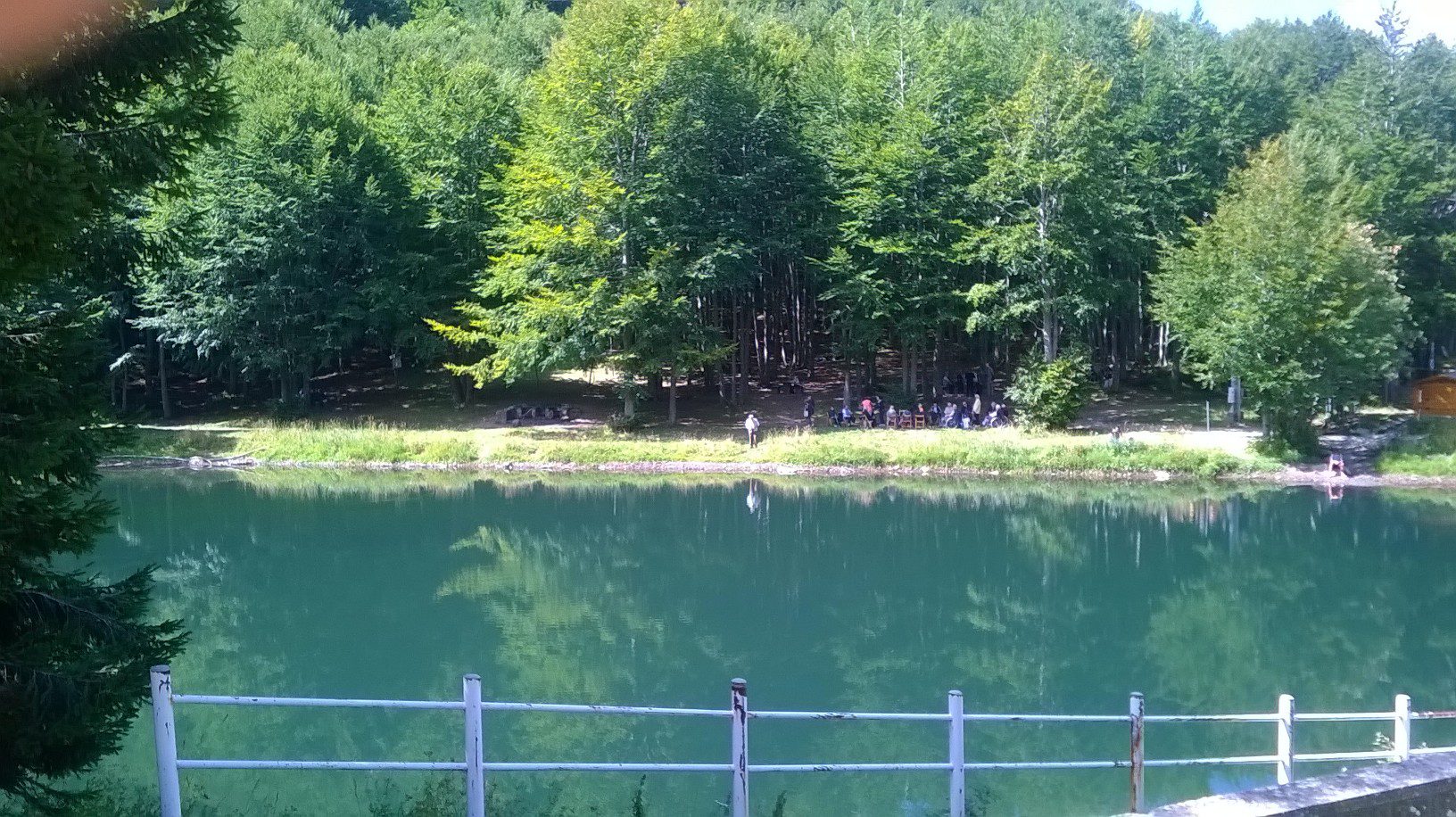 Un'immagine che ritrae banca, lago, riflessione, serbatoio e stagno.