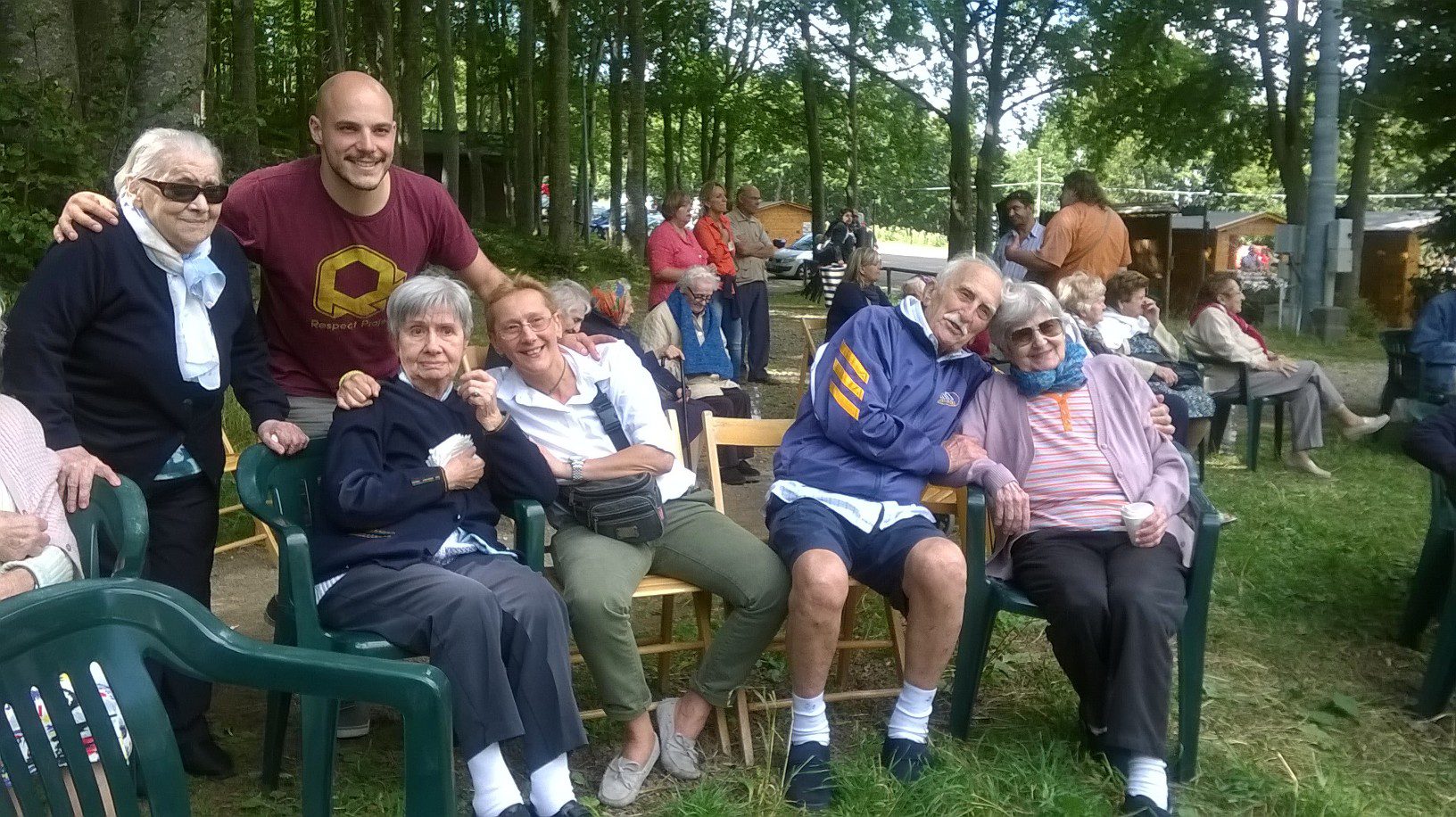Un'immagine che ritrae jeans, pantaloni, gruppo sociale, ricreazione e comunità.
