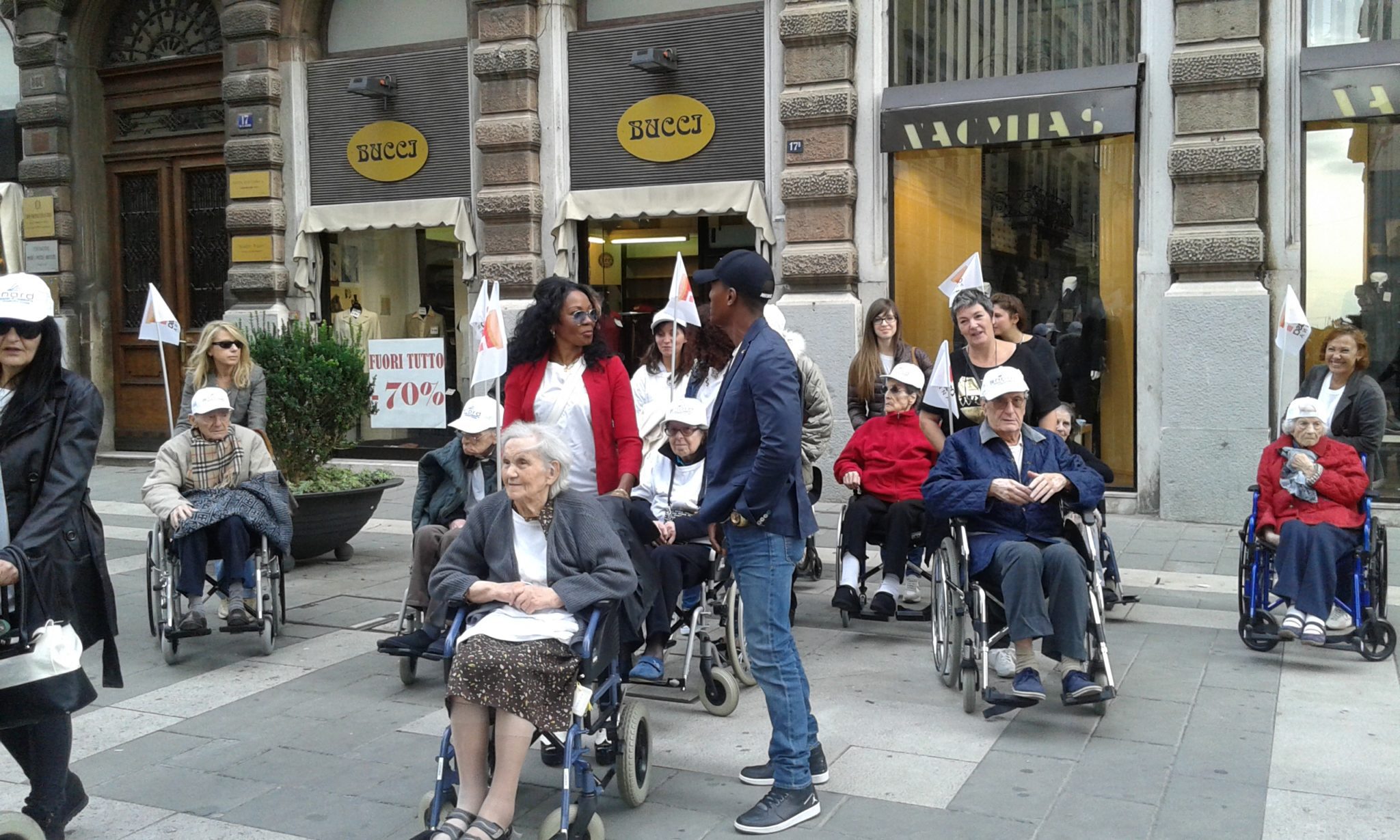 Un'immagine che ritrae sedia a rotelle, calzature, scarpa, pantaloni e gamba.