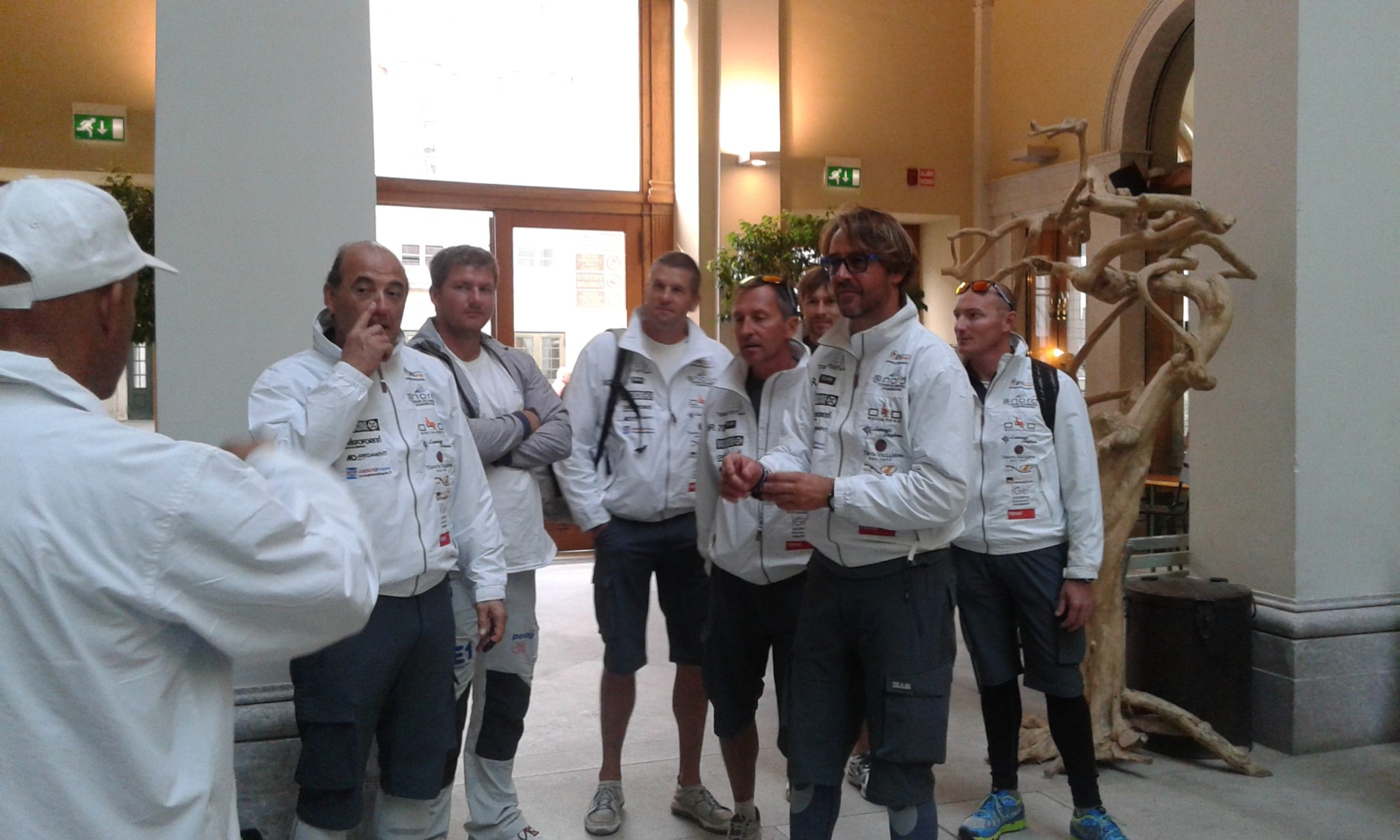 Un'immagine che ritrae capispalla, sorriso, giacca, uniforme e squadra.