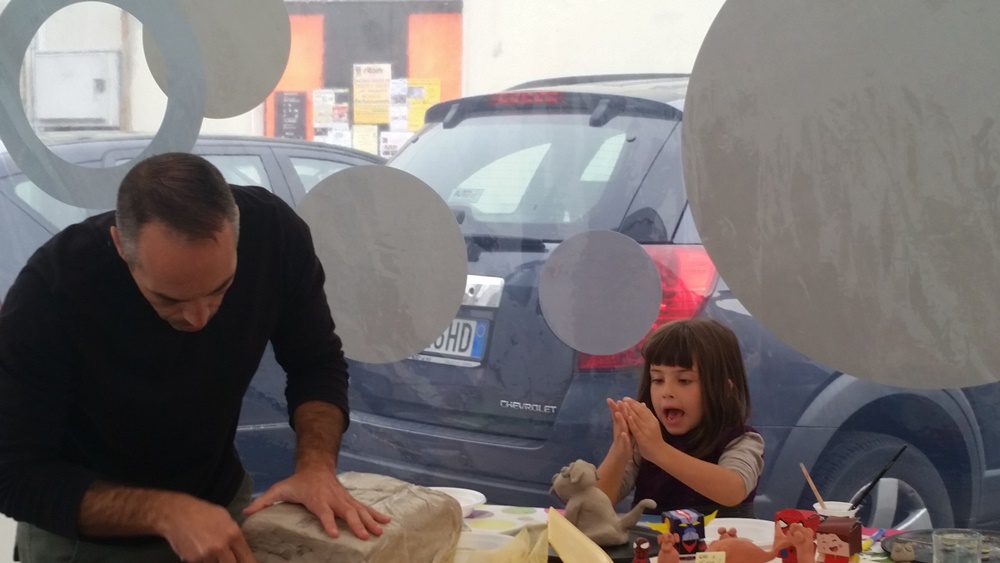 Un'immagine che ritrae esterno dell'auto, portiera dell'auto, veicolo di lusso, minivan e bambino.