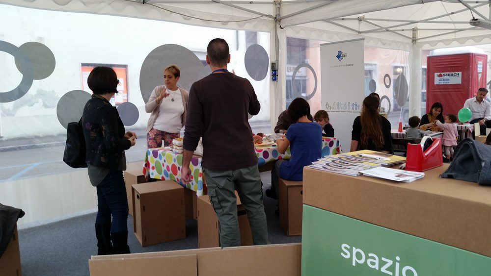 Un'immagine che ritrae jeans, pantaloni, bagagli e borse, mostra e borsa.