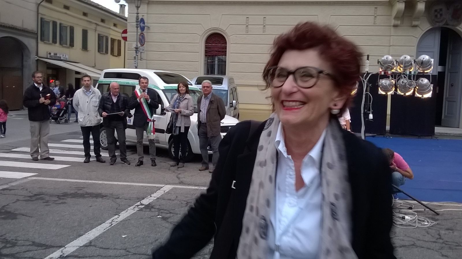Un'immagine che ritrae occhiali, occhiali, cura della vista, sorriso e giacca.