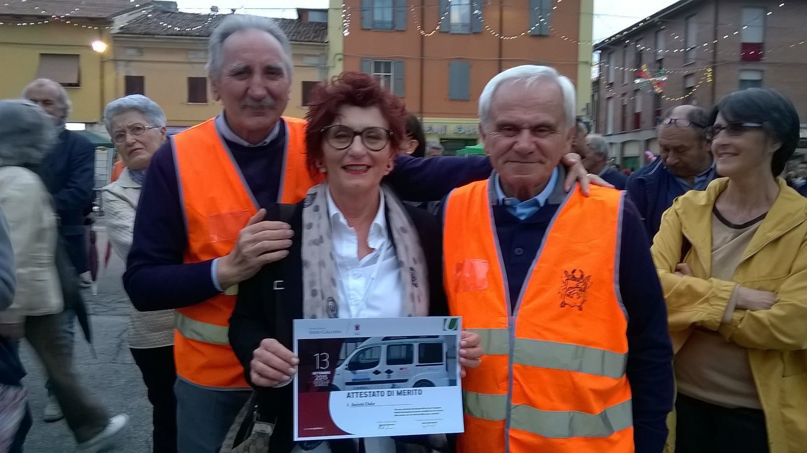 Un'immagine che ritrae abbigliamento ad alta visibilità, dispositivi di protezione individuale, abbigliamento da lavoro, giacca e casco di sicurezza.