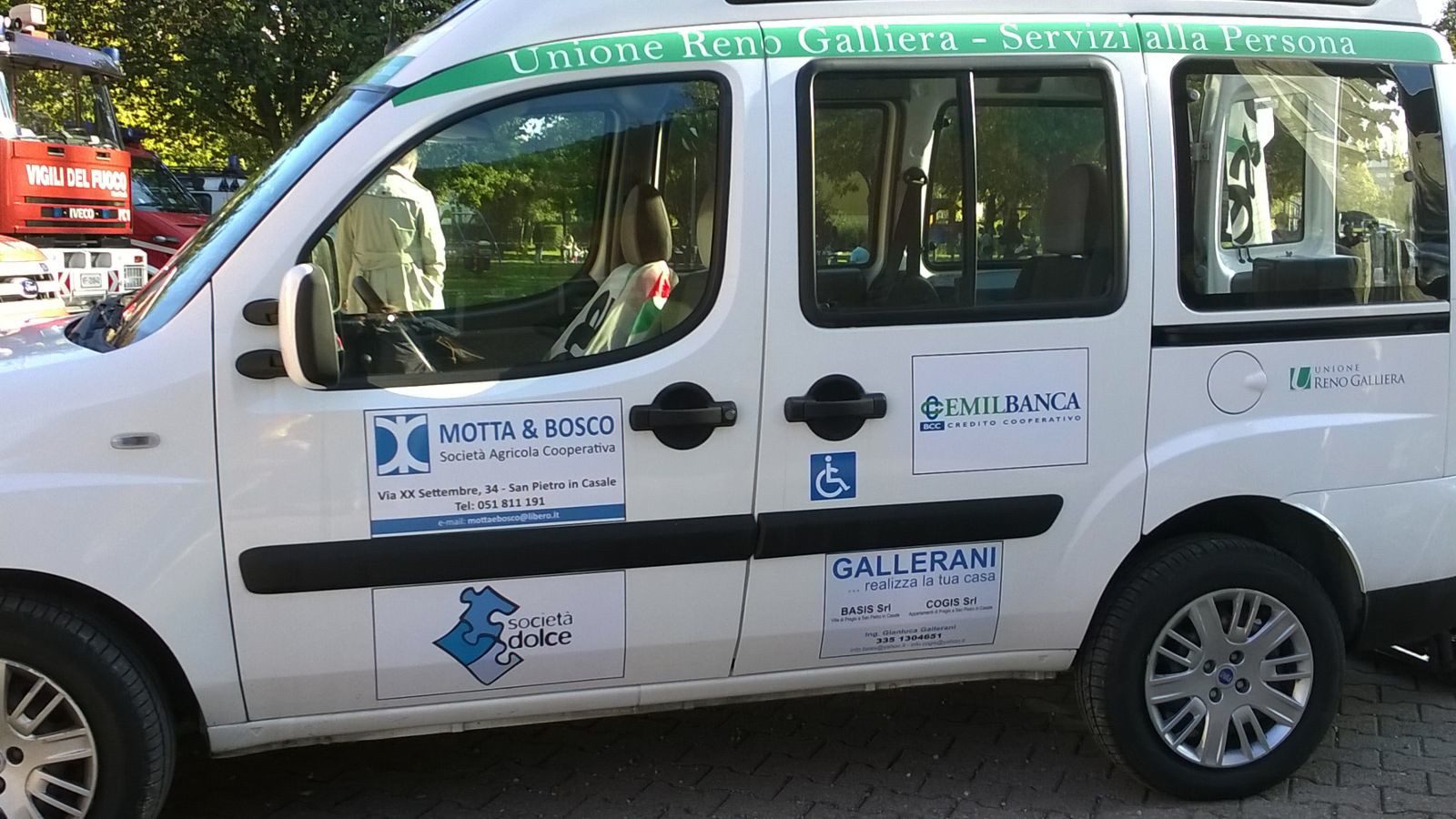 Un'immagine che ritrae veicolo terrestre, veicolo a motore, pneumatico, auto e esterno dell'auto.