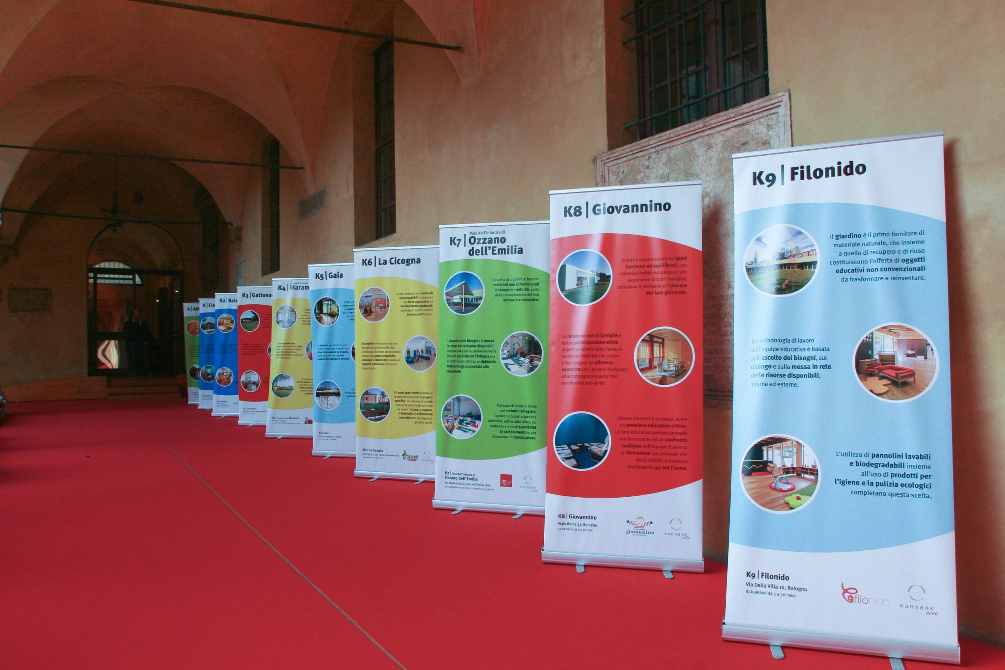Un'immagine che ritrae pubblicità, bandiera, poster, graphic design e pubblicazione.