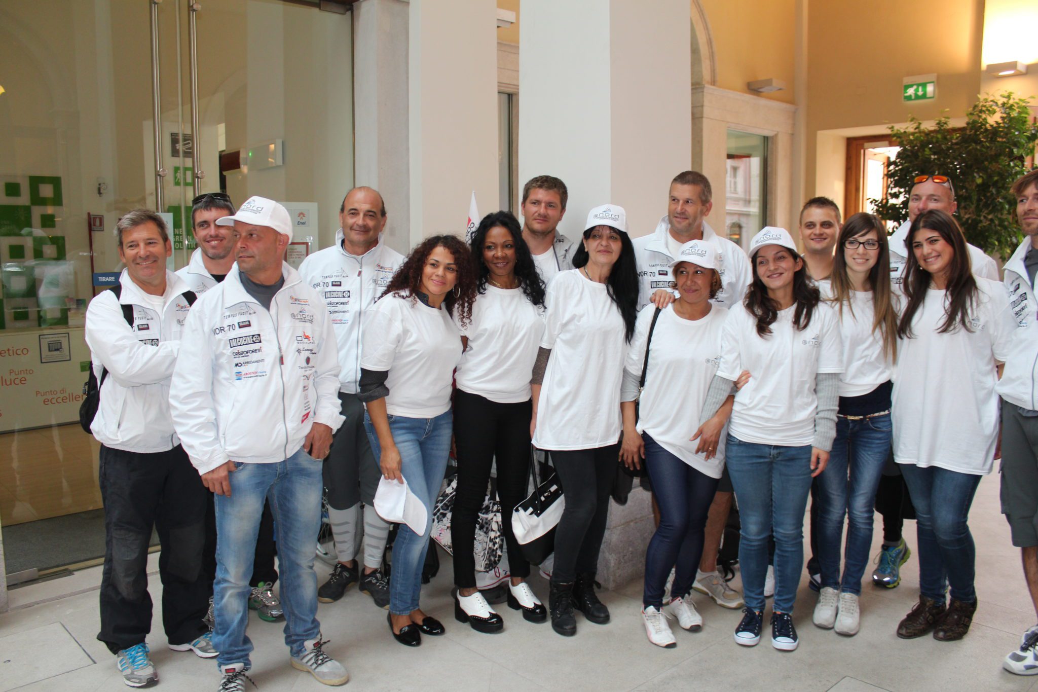 Un'immagine che ritrae sorriso, manica, gruppo sociale, uniforme e squadra.