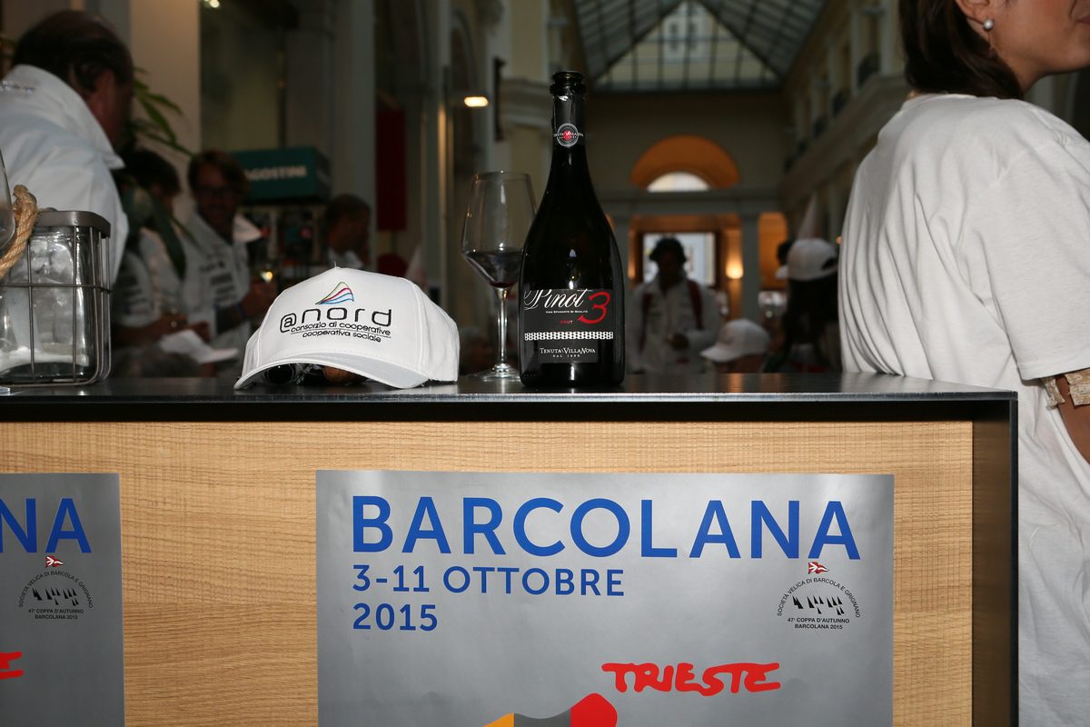 Un'immagine che ritrae bottiglia, bevanda alcolica, logo, bottiglia di vetro e liquore.