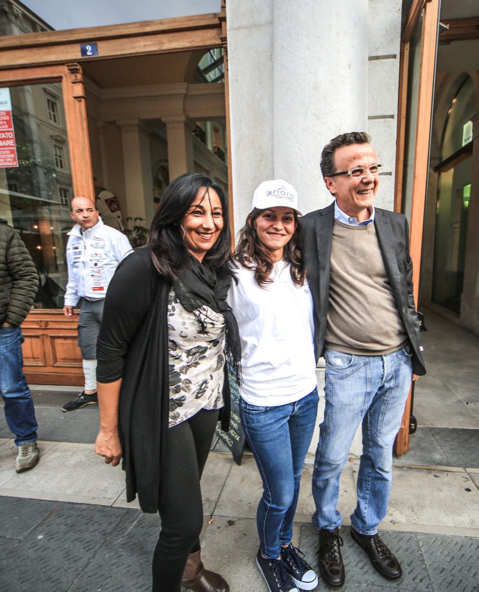 Un'immagine che ritrae sorriso, manica, borsa, pantaloni e capispalla.