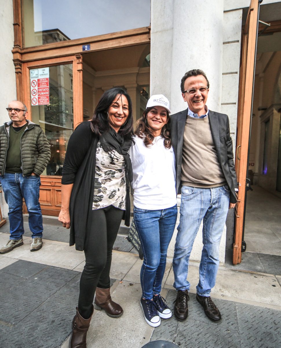 Un'immagine che ritrae sorriso, manica, felicità, pantaloni e capispalla.