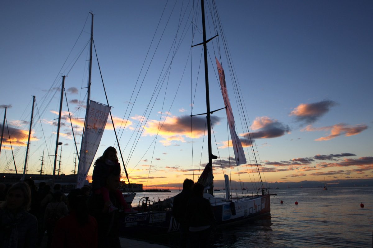 Un'immagine che ritrae cielo, barca, imbarcazioni, crepuscolo e tramonto.