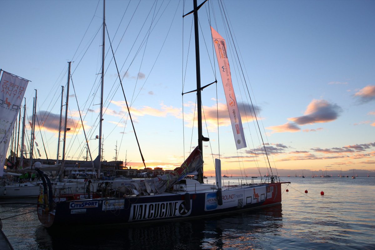 Un'immagine che ritrae barca, imbarcazioni, barca a vela, albero e architettura navale.