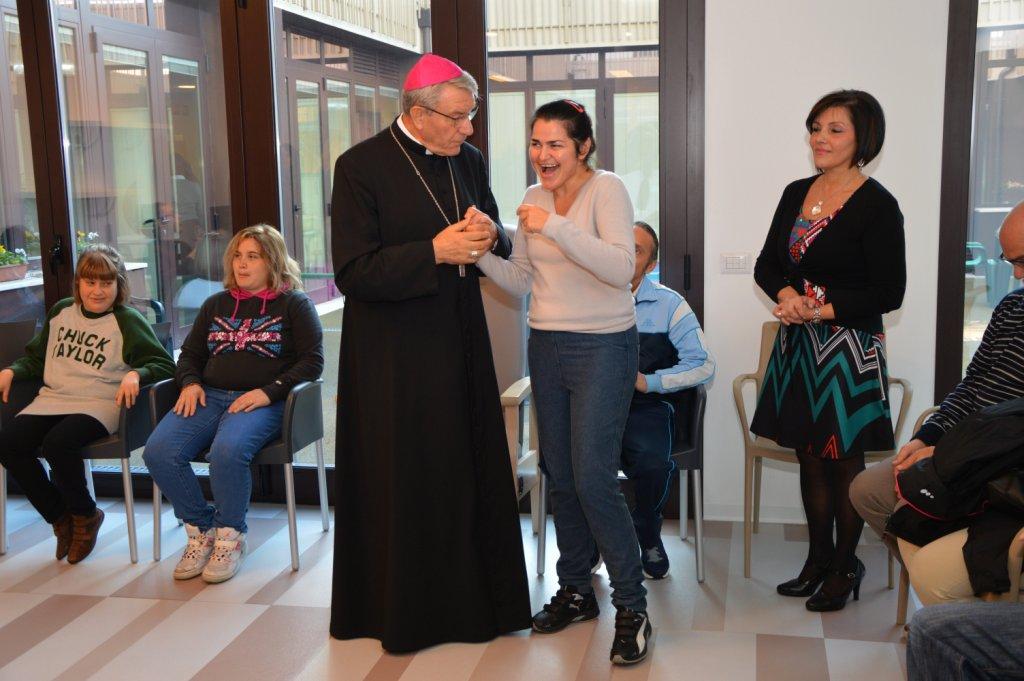 Un'immagine che ritrae clero, sorriso, vescovo, vescovo e vescovo ausiliare.