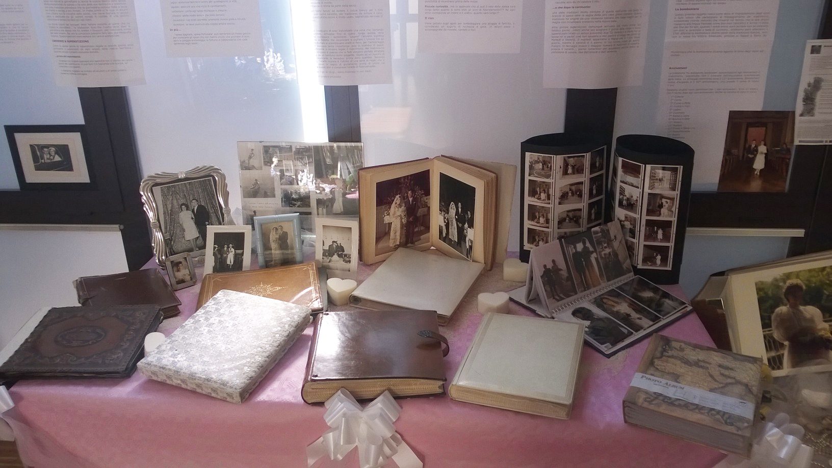 Un'immagine che ritrae collezione, carta, prodotto di carta, pubblicazione e progetto.