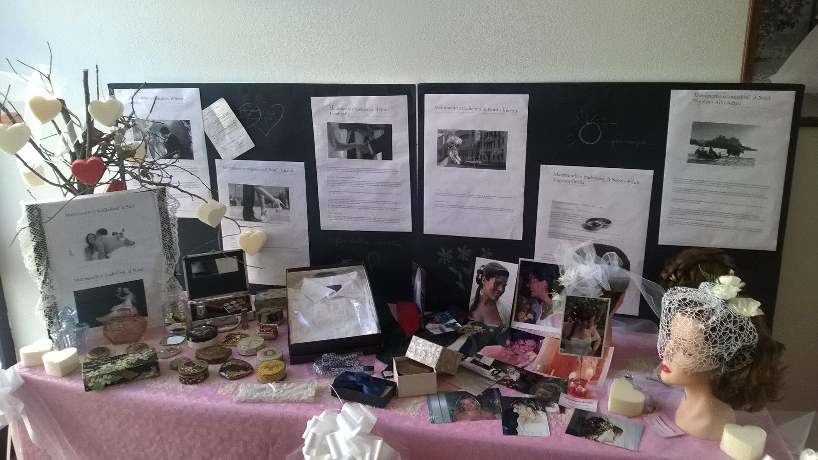 Un'immagine che ritrae carta, tovaglia, prodotto di carta, collezione e arti creative.