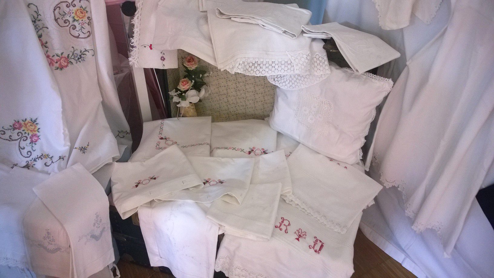 Un'immagine che ritrae bianco, biancheria, tessile, rosa e tovaglia.