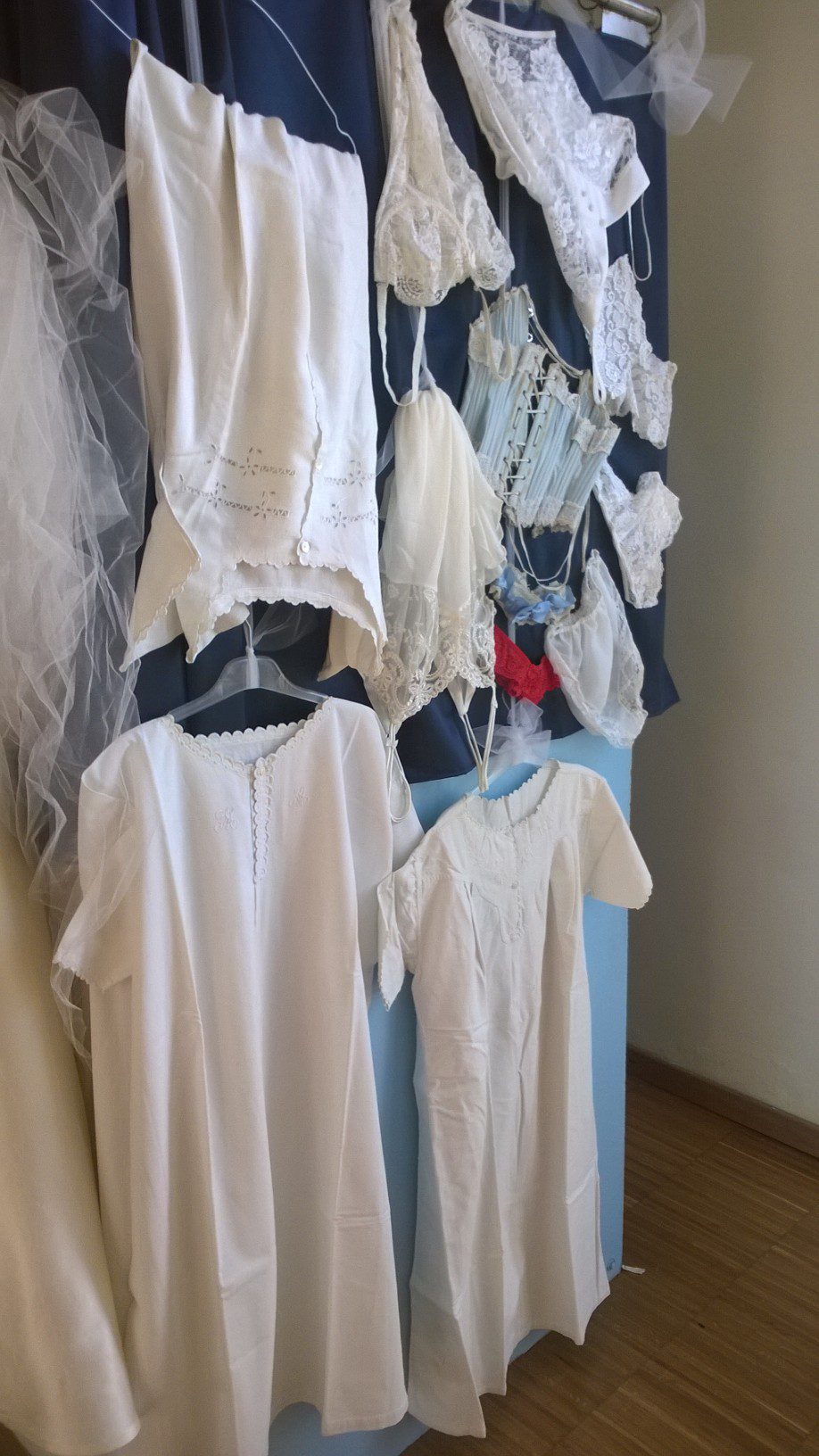 Un'immagine che ritrae bianco, moda, tessile, gruccia per vestiti e vedere al dettaglio.