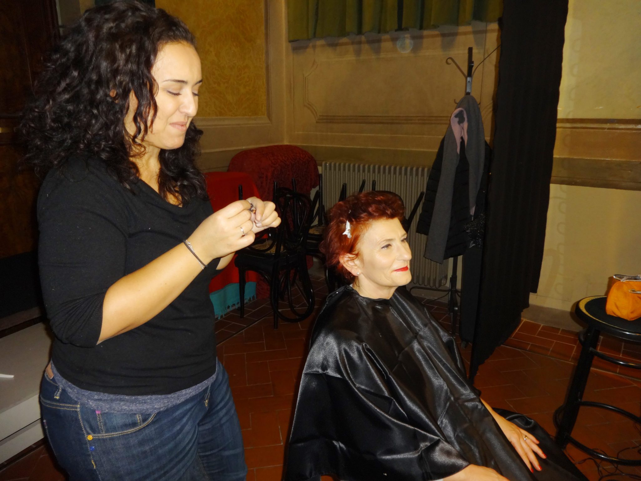 Un'immagine che ritrae capelli, acconciatura, salone di bellezza, rifacimento e barbiere.