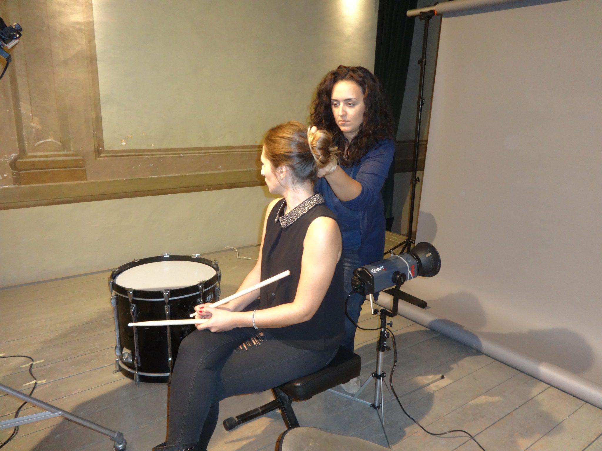 Un'immagine che ritrae tamburo, percussione, strumento musicale, membranofono e musicista.